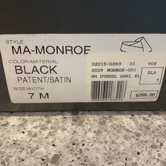 BCBG MAXAZRIA black pumps. - Picture 4 of 7